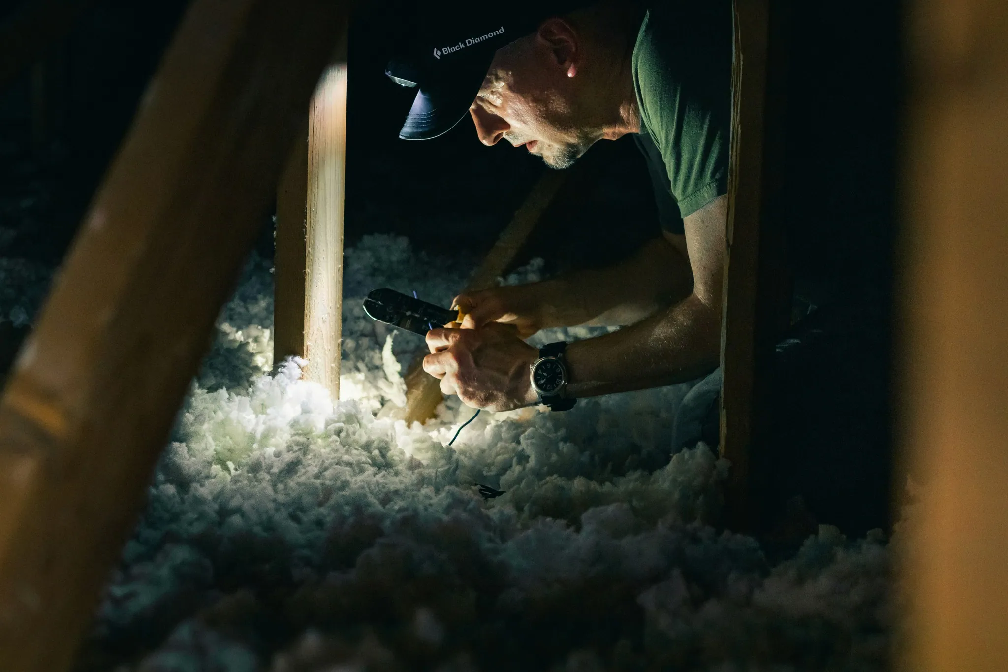 Technicien ISOCALL inspectant les combles avant pose d'isolation