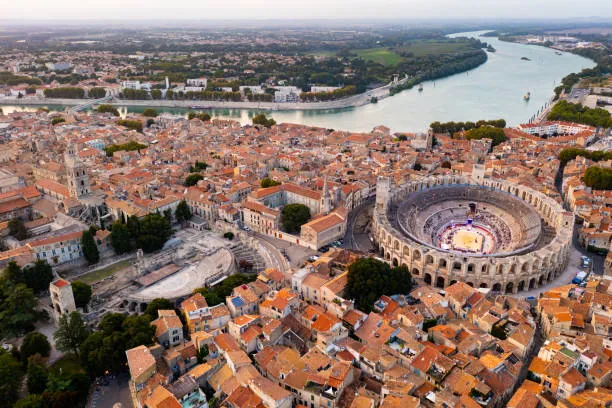 Vue aérienne de la ville d'Arles — écoles isolées par ISOCALL