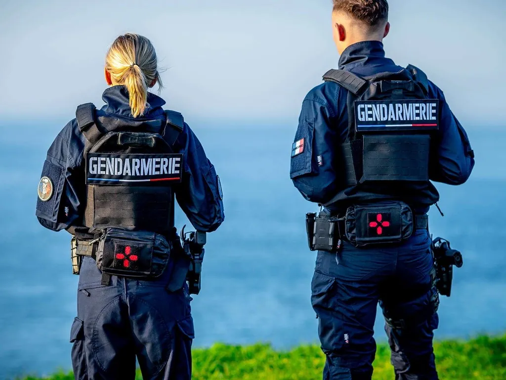 Gendarmes nationaux de dos — caserne du Gard isolée par ISOCALL